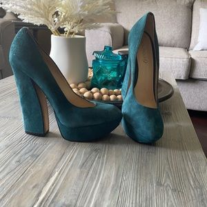 Boutique 9   Teal color , suede pumps
